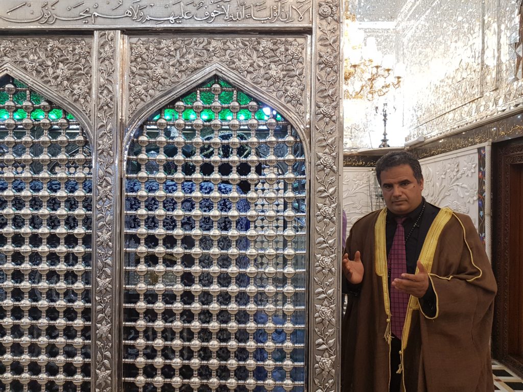 الصورة عند ضريح الشيخ عبد القادر الجيلاني